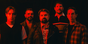 A Silverstein visszatért a szívbemarkoló Skin & Bones-szal!