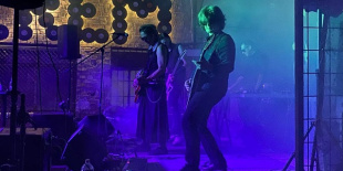 Egy elfelejtett csók: gothic rock az Utolsó Hullám zenekartól
