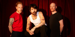 Biffy Clyro visszatért: Itt a ‘Futique’ – a múlt, jelen és jövő nagy találkozása