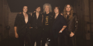 Brian May és The Struts újraírta a rockhimnuszt – megjelent a „Could Have Been Me