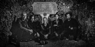 Megérkezett a Queens of the Stone Age párizsi katakombákban forgatott koncertfilmje