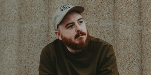 Alex Melton végre saját hangon szólal meg: itt a “The Process”, a punk country coverek mögötti ember valódi története