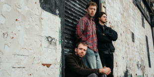 A költő, aki dalokban élt tovább – Shane MacGowan előtt tiszteleg a Kingfishr