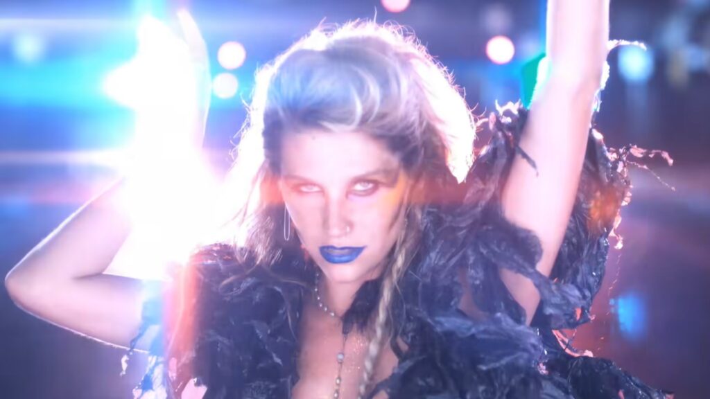 Kesha: 16 év után megjelent a „Backstabber” klipje