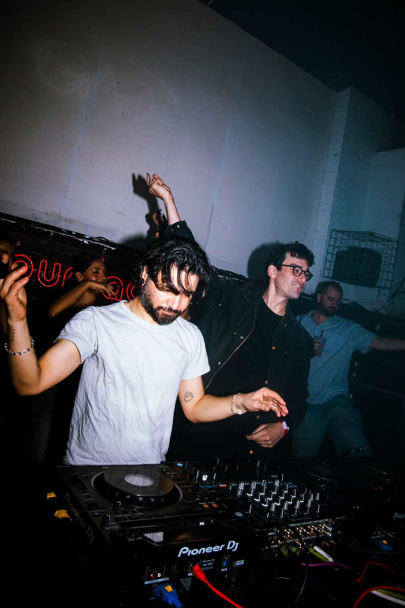 Skrillex és a ring noord remixelték Danny L Harle és PinkPantheress slágerét
